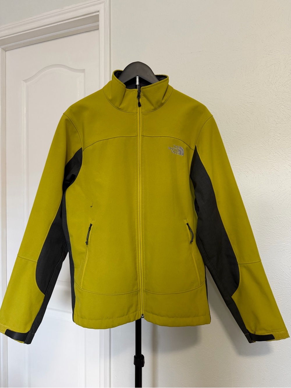 The North Face Men's AMUP Apex Chromium Soft Shell Fleece Lined Jacket